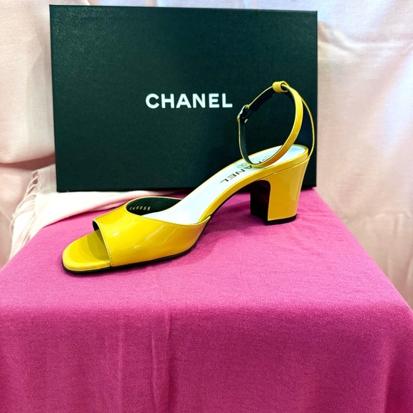 CHANEL Shoes - Picture 3 of 10